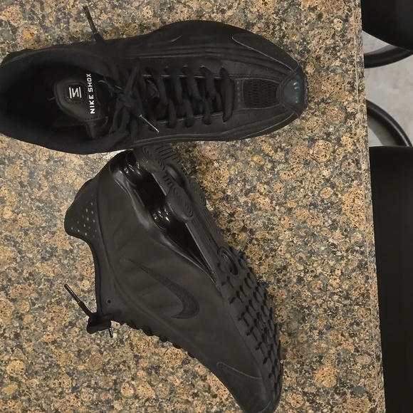 Nike Shox R4 Triple Black Sneakers, size 6 Youth=8 women, wore once - Picture 4 of 5